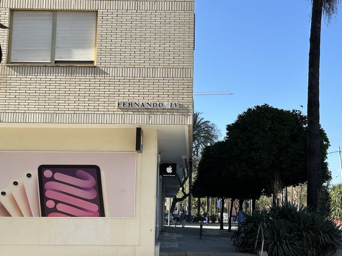 ¡hola! hoy he estado en oviedo sin estar efectivamente en oviedo jajaja. no podía dejar de tomarme una foto sentado en su banco en plaza de españa en sevilla. también vi cosas “fernando coded” 👀. estaré aquí por una semana, pues intento de postear algo, pero no prometo nada