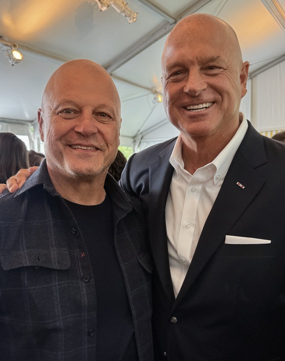 DavidJUrban's tweet image. ... another #WHCA weekend, and another opportunity to hang out with my friend, doppelganger, and Hollywood legend @MichaelChiklis 🇺🇲💪🏻#TheShield #TheCommish #TheThing #TheSenior