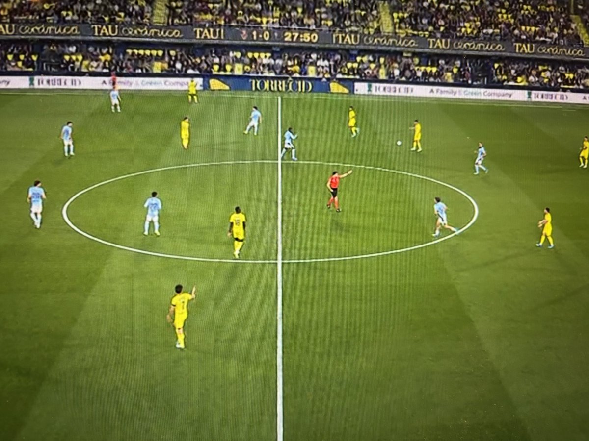 El árbitro señala falta a favor del Celta.

Los jugadores del Celta se van arriba a sacar.

Cambia la señalización y el Villarreal marca porque los jugadores del Celta están arriba.