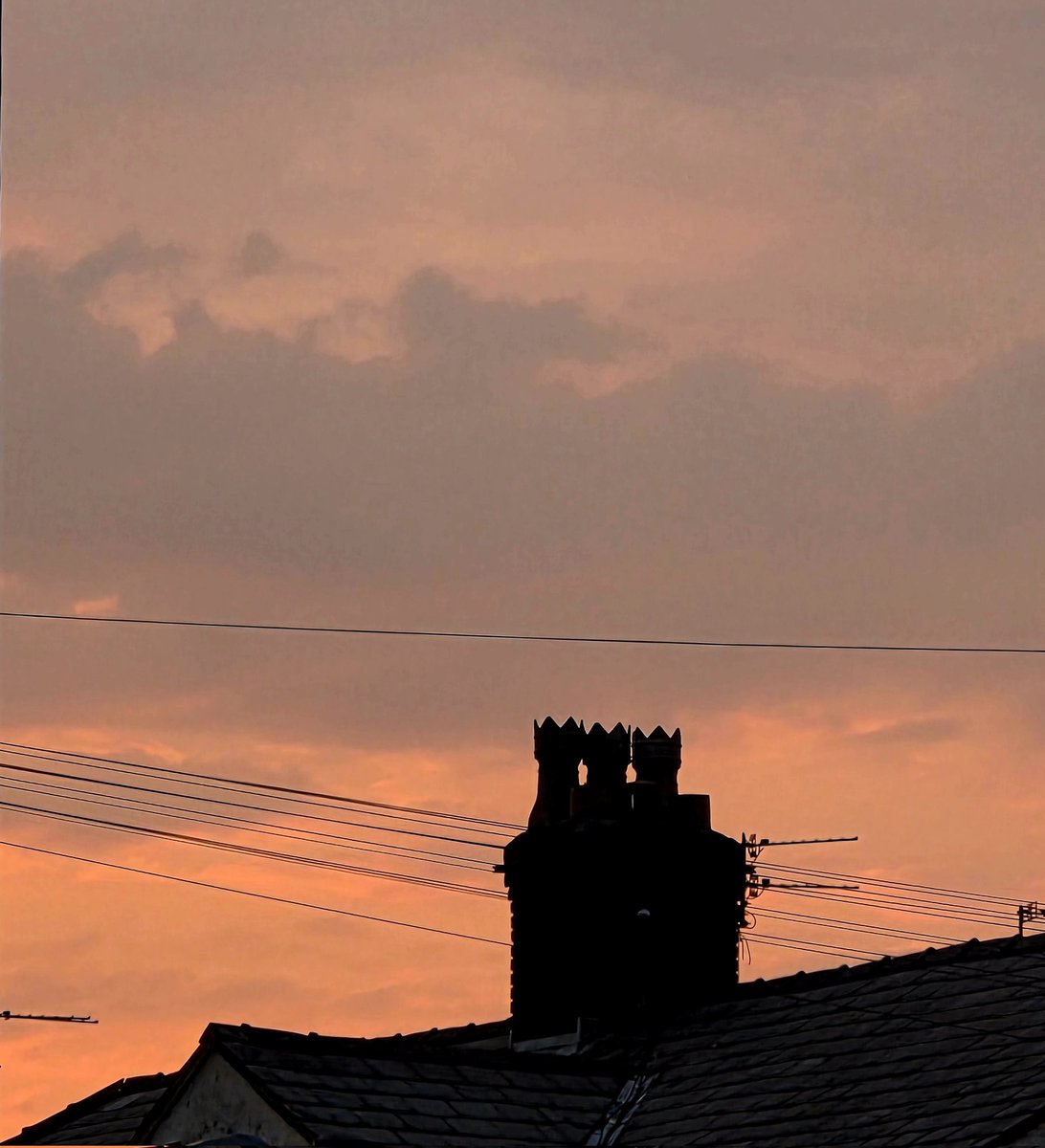 Chelleb66's tweet photo. Beautiful sunset this evening 🌆  #sky #sunset #chimneys #telephonewires #orangehues #spring #rooftops #urbanviews #nature #naturelovers #lovenature https://t.co/4lZeTywfps