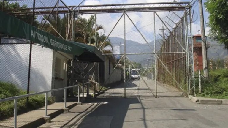 La información que confirmaron desde el Gobierno nacional de que no hay cámaras de seguridad en la cárcel de Itagüí y que el contrato para su funcionamiento comenzará a regir desde el 30 de abril, ha sido duramente cuestionada desde Medellín en donde han calificado esta situación