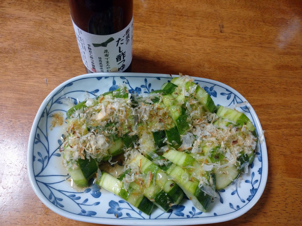 Voltula1's tweet photo. 早生の青瓜を軽く塩揉みしてからだし酢つゆをかけたら最高の朝ごはんにな��ました。
今年の夏はこれで乗り切ろう。
#那須のだし酢つゆ https://t.co/UlHU5lVsLD