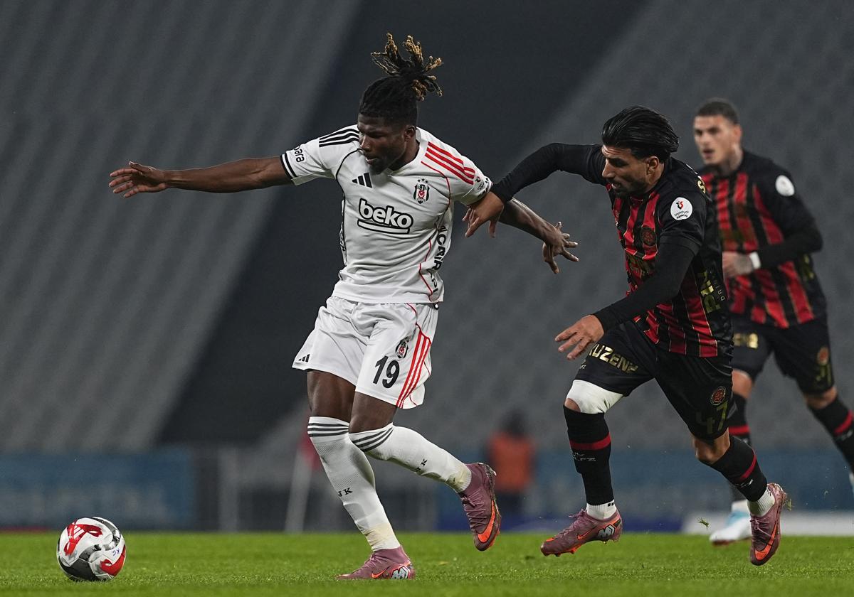 Beyaz Forma Siyah Şort tweet media