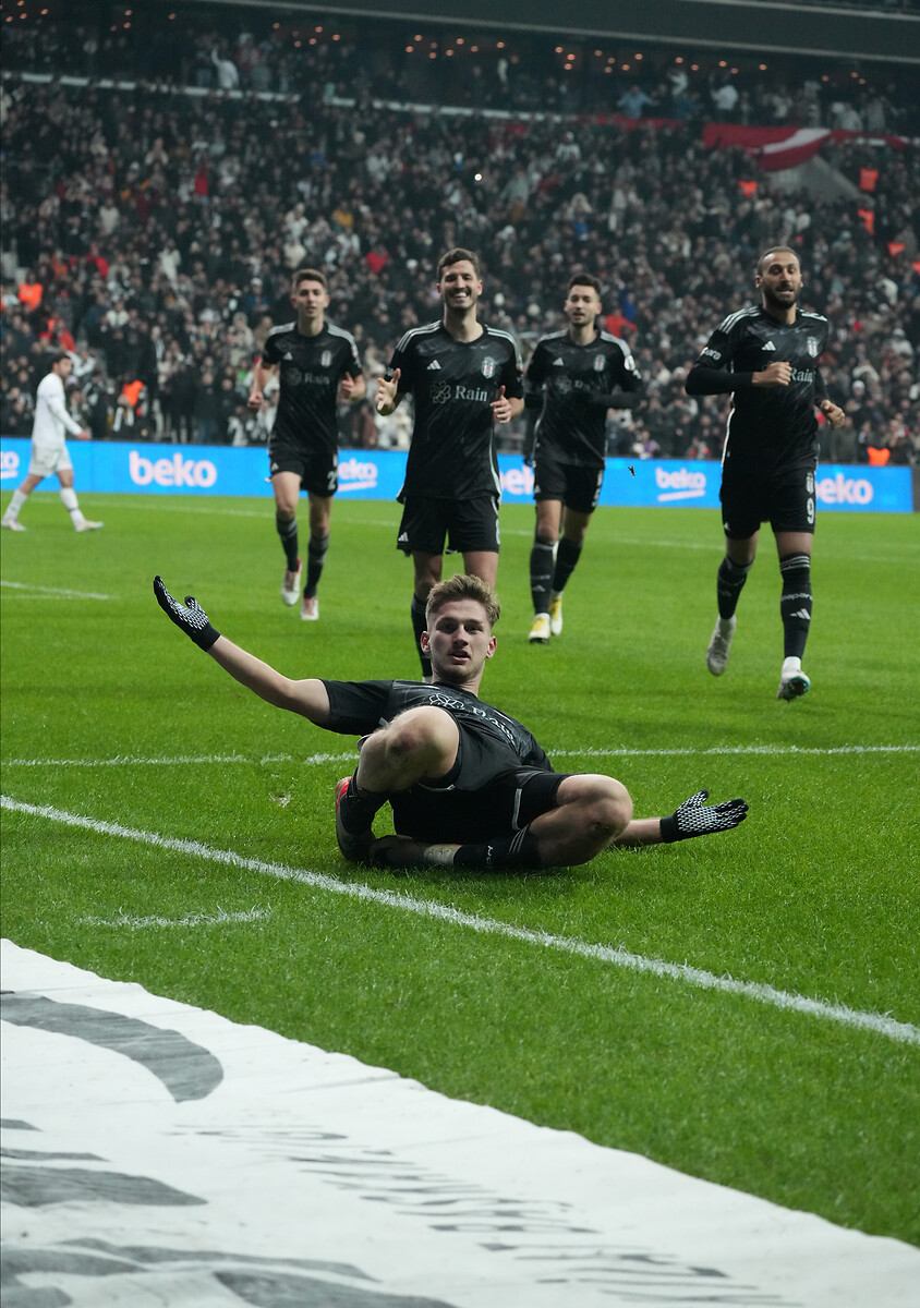 Beyaz Forma Siyah Şort tweet media