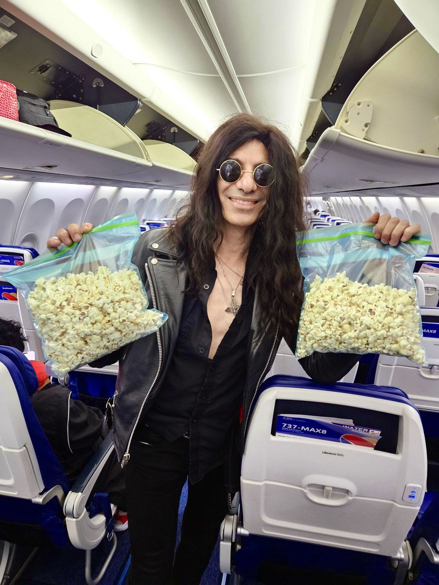 MikeCampese's tweet image. Some behind the scenes popcorn fuel on an inter island flight from Kauai to Maui during the Hawaii shows my crew captured 🍿✈️

🎸🎶🏝️ #MikeCampese
#maui #kauai #hawaii #flight #popcorn #behindthescenes #guitarist