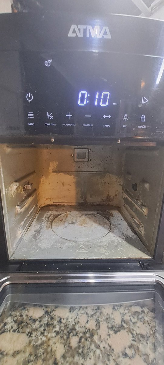 Fede_Mal's tweet photo. Compre una freidora de aire y a la hora de elegir preferi ir por nombre de marca, y fue @ATMAfans , la verdad me arrepiento, tiene menos de 6 meses la luz interior ya no funciona, el material interior se deterioro desde el primer uso por la humedad de lo que de cocina,un desastre https://t.co/yuvJxZckdZ