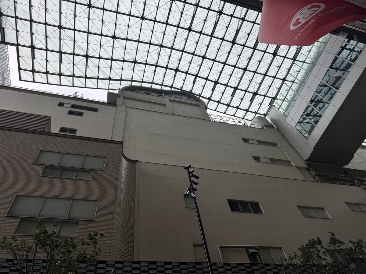 sumikaikan's tweet photo. 昨日教えていただいた日本橋高島屋を見に行きました。本館と村野の接合部分を中心に見ました。あいにくの雨なのと、時間がなくて中に入れないのが残念！また上京した時に見に行こうと思います！
＃日本橋高島屋
＃村野藤吾 https://t.co/SBwcK6KcY1