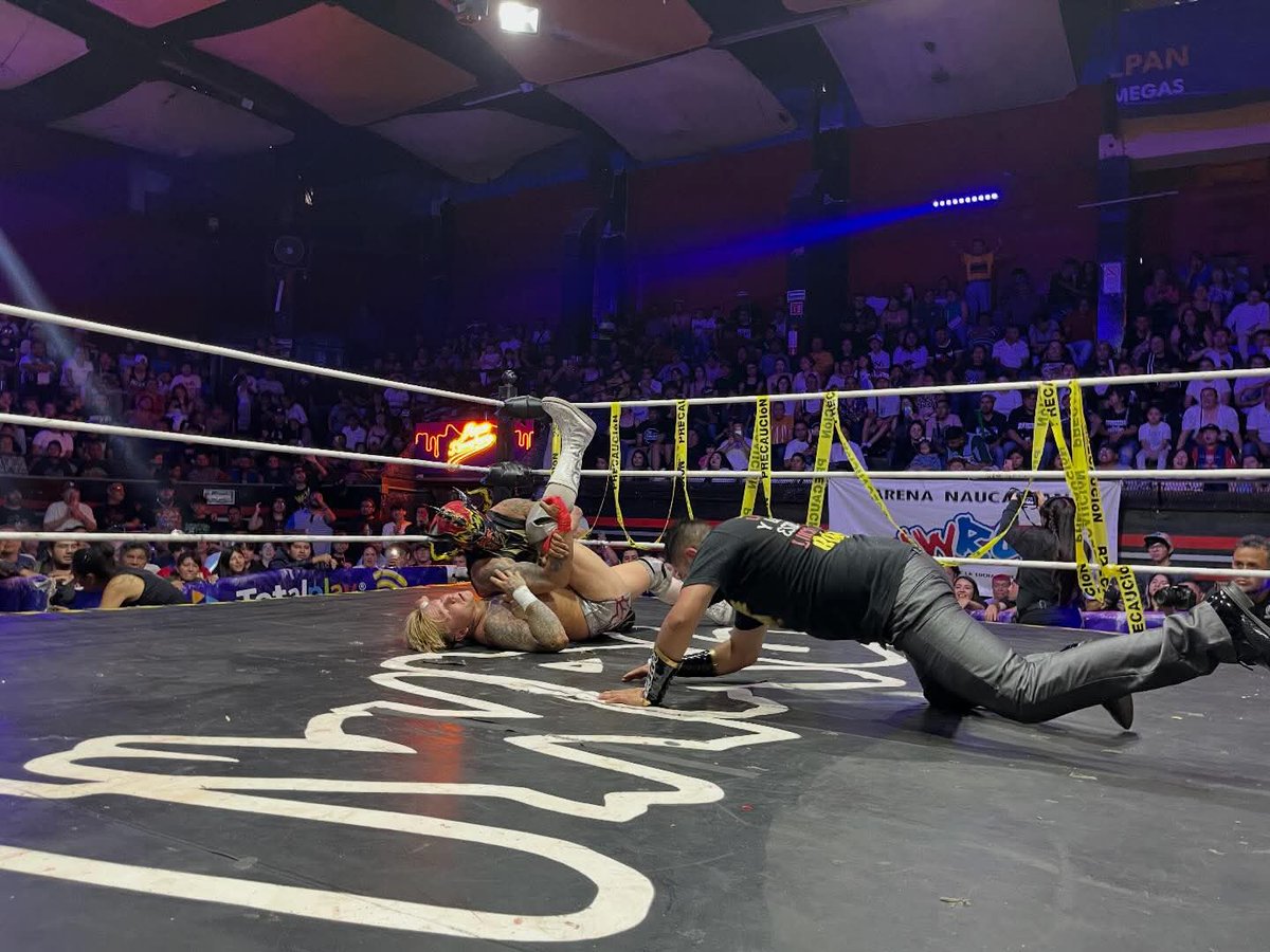 LaTijeraLucha's tweet image. Movida y alegre batalla de relevos atómicos mixtos donde en un gran cierre final la cuarteta de #Sol, #XDevilJr, #Krissta e #Hysteriosis dan cuenta de #PrincipeCentauro, AguilaRoja, Kali y Harrier en un encuentro que prendió las gradas de la ArenaNaucalpan con MSE9…