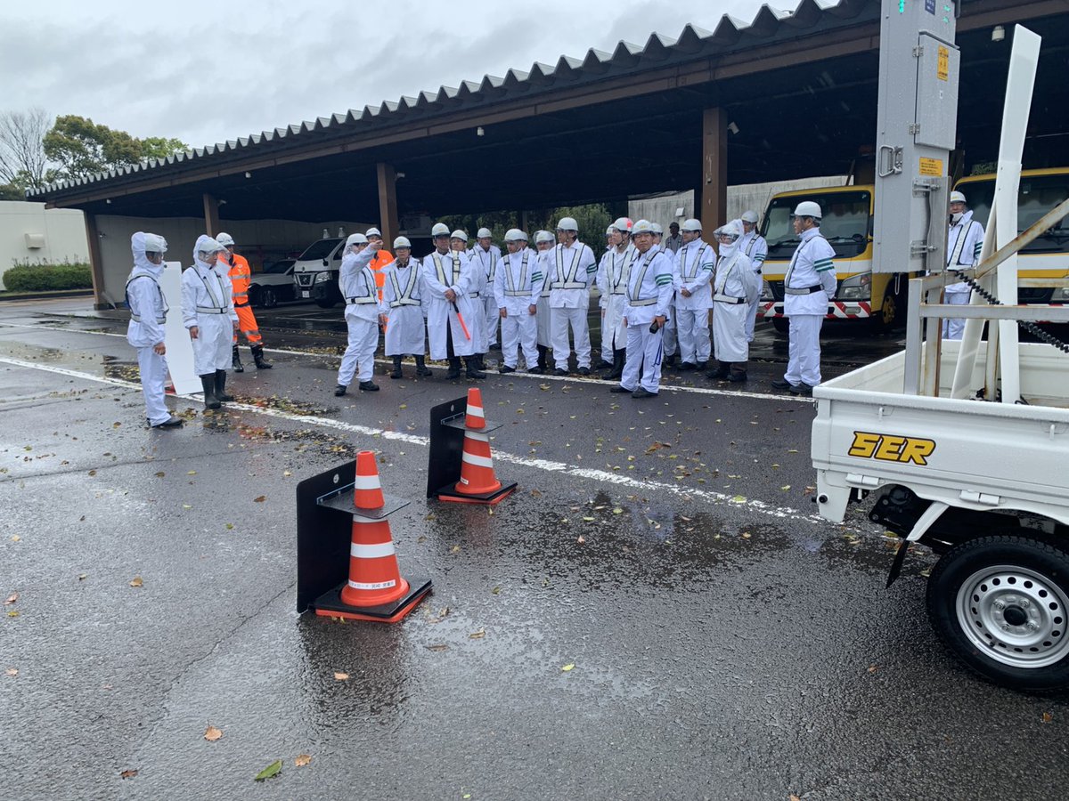 SER__1987's tweet photo. 雨の都城ICで次世代交通規制「SINシステム」の研修を実施。視界の悪い中、LEDの鮮やかな光が安全を導く力を再確認しました。

どんな天候でも、人手不足の中でも、地域の安全品質は絶対に落とさない。最新技術と私たちらしい「誠実さ」で、街の日常を守り抜きます。
https://t.co/VuuVDCDkSA https://t.co/FJwDZ5TeRe