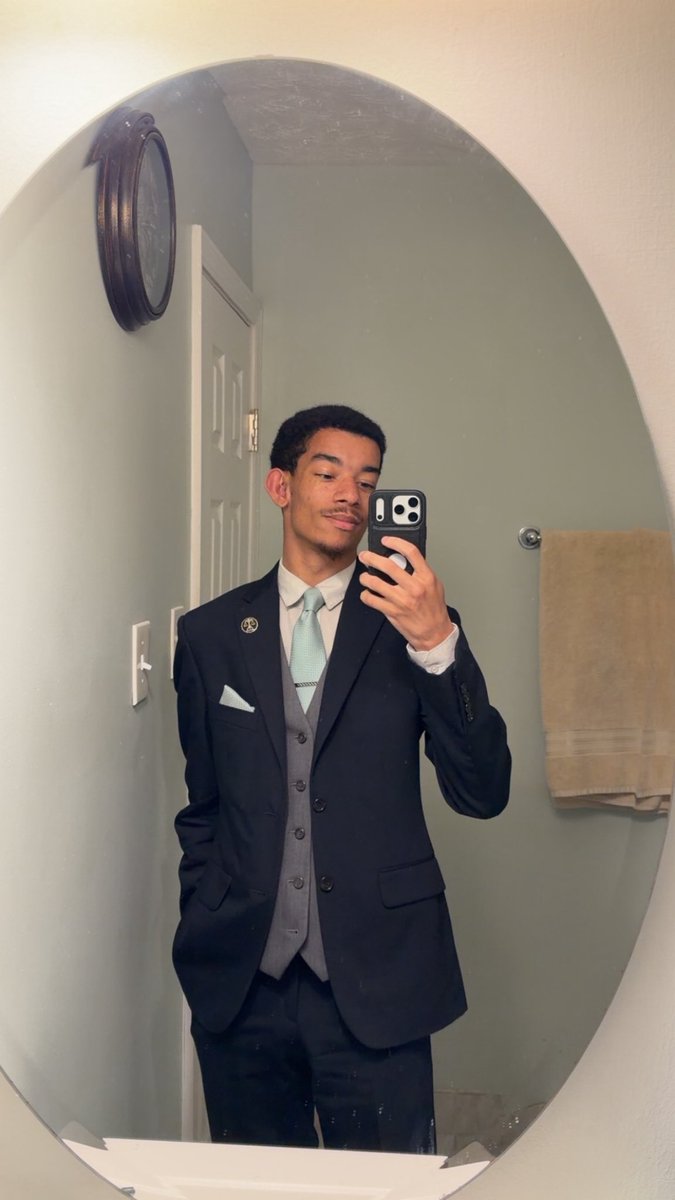 b w 🏛 tweet media