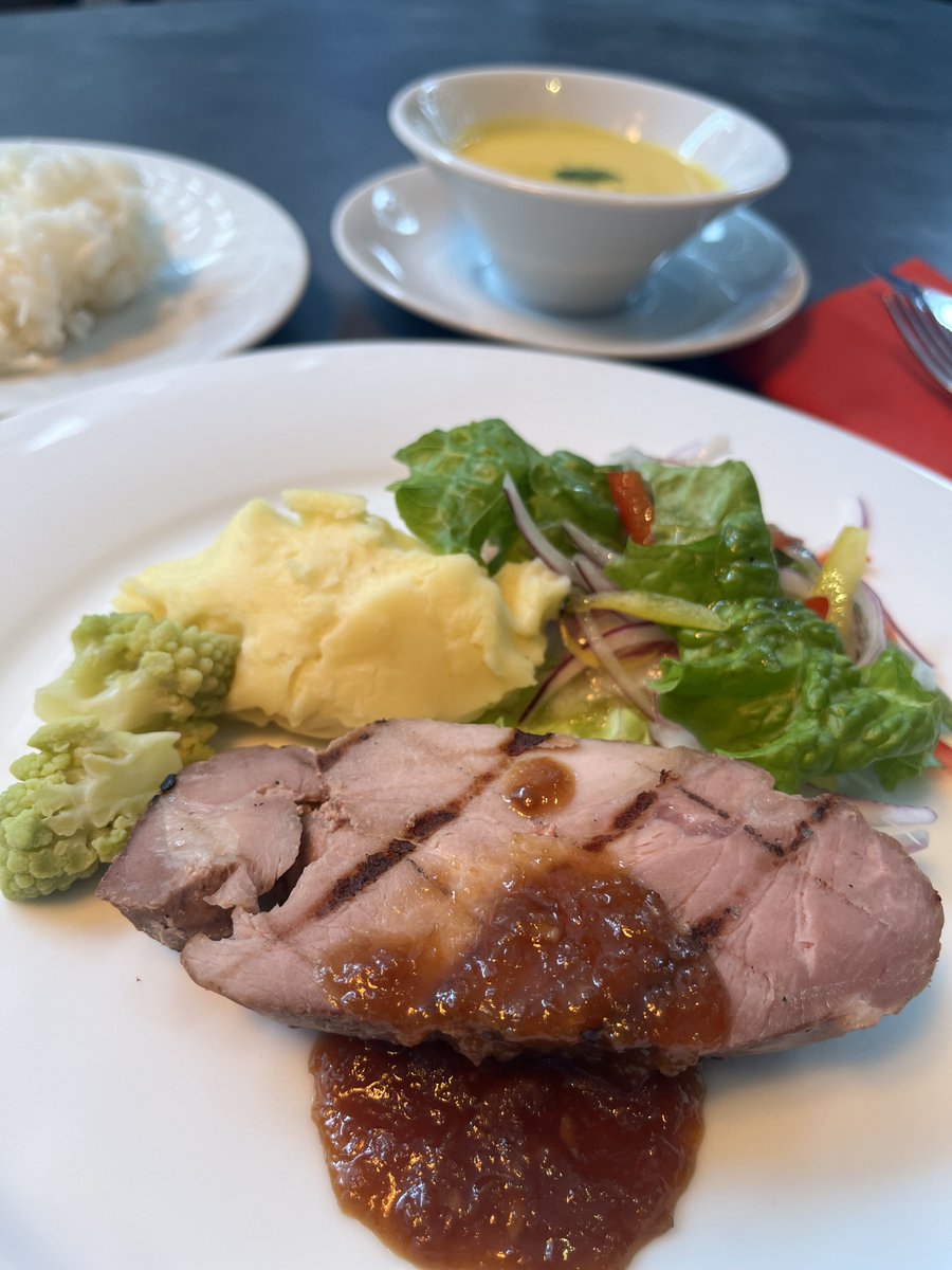 cy_tokyo's tweet photo. 【週替わりランチ】（4/27〜5/1）※4/29（水・祝）を除く
豚肩ロースのグリル　梅ソース　¥1,320

脂と赤身のバランスの良い豚肩ロースを香ばしく焼き上げ、特製の梅ソースで仕上げました。
豚肉の濃厚な旨みを、梅の爽やかな酸味が引き立てます！
本日のスープ付き、ライスかパンが選べます。 https://t.co/WKOUoCgQ2D