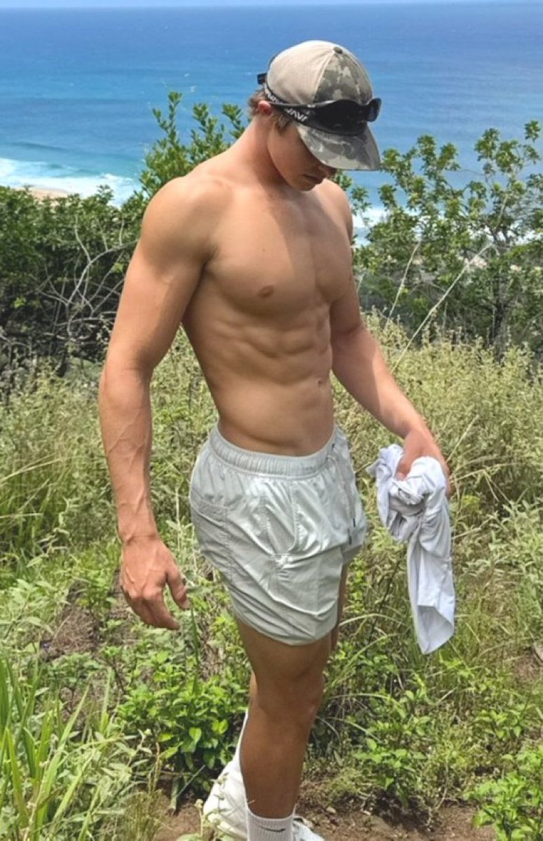 MikeHockeyJock's tweet photo. Shirtless summer 💪🏻 only if you’re white though https://t.co/FCC2zzZQGK