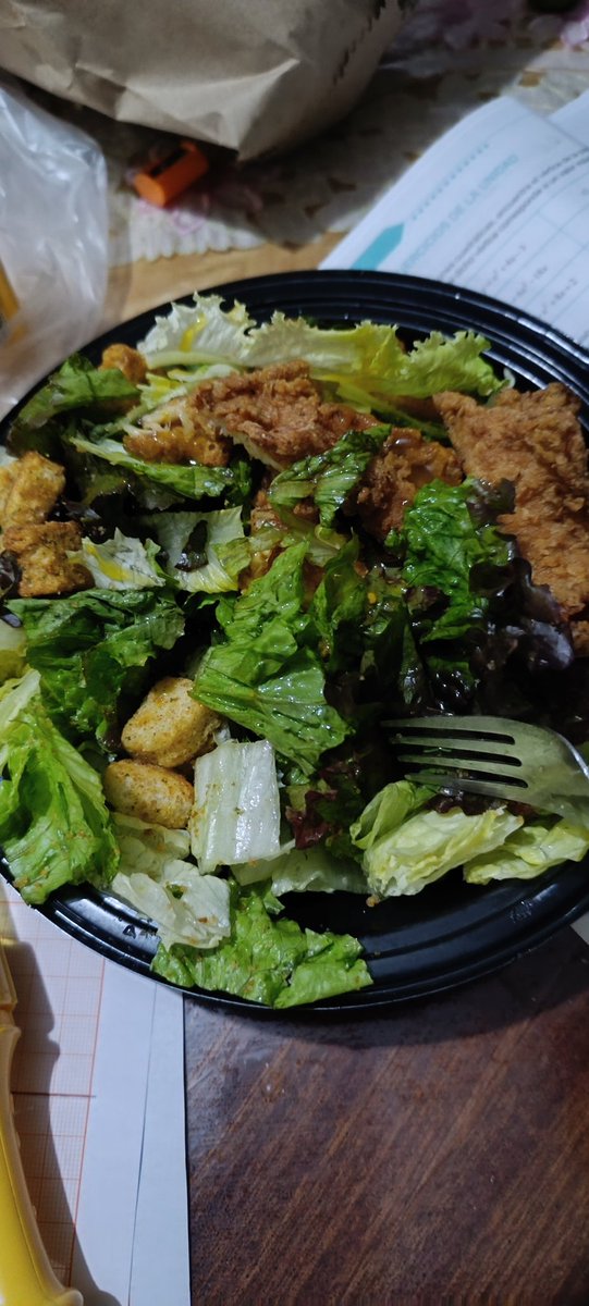 LefthPower's tweet photo. Pedí una ensalada en @WingstopMexico y únicamente venía lechuga con crotones. El pollo venía aparte, que coraje. @catrina_nortena @Ceciliaaaoooo @_MistWolf_ @Luna_Tagg @LJyDMX @BarrioNorona @aapayes @ https://t.co/Lk4SLtmE5X