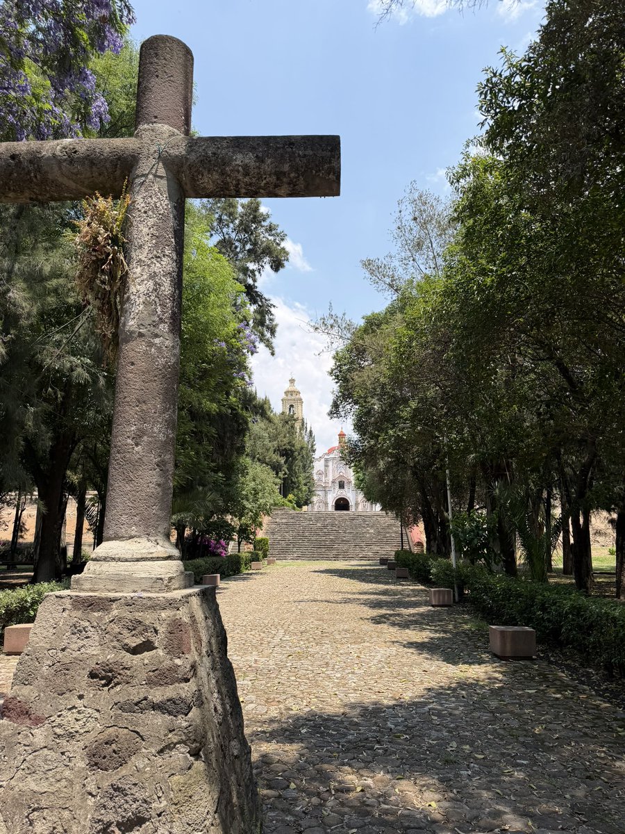 Cuauhtemoc_1521's tweet photo. El templo de San Luis Huexotla, el cual fue construido, junto con un pequeño convento franciscanos sobre una plataforma de origen prehispánico, parte del recinto ceremonial acolhua. Su construcción comenzó en 1543 y fue terminado antes de 1569. Su portada es barroco estípite de la segunda mitad del siglo XVIII, en un claro estilo barroco popular texcocano hecho por manos mestizas o indígenas a base de argamasa. La torre data de 1721. En este lugar fray Gerónimo de Mendieta terminó de escribir su “Historia Eclesiástica Indiana” en 1596. Lo conoces? 
Mis fotografías