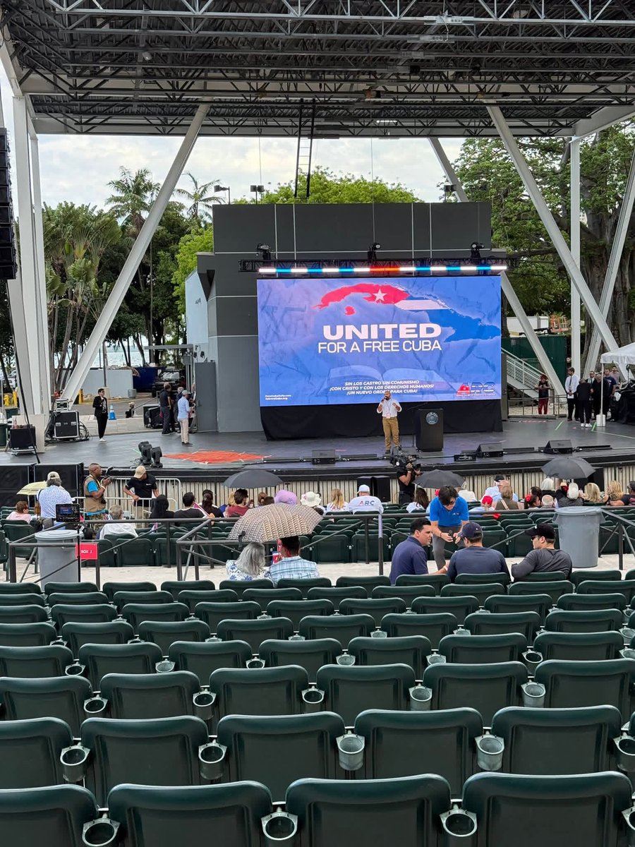 Masiva concurrencia de odiadores hoy en Miami para orar por Cuba.  No llevaron ni las primeras filas #CubaEstáFirme Esperen las fotos del #1roMayo <a href="/JairMoralesRod2/">Jair Morales Rodríguez</a>