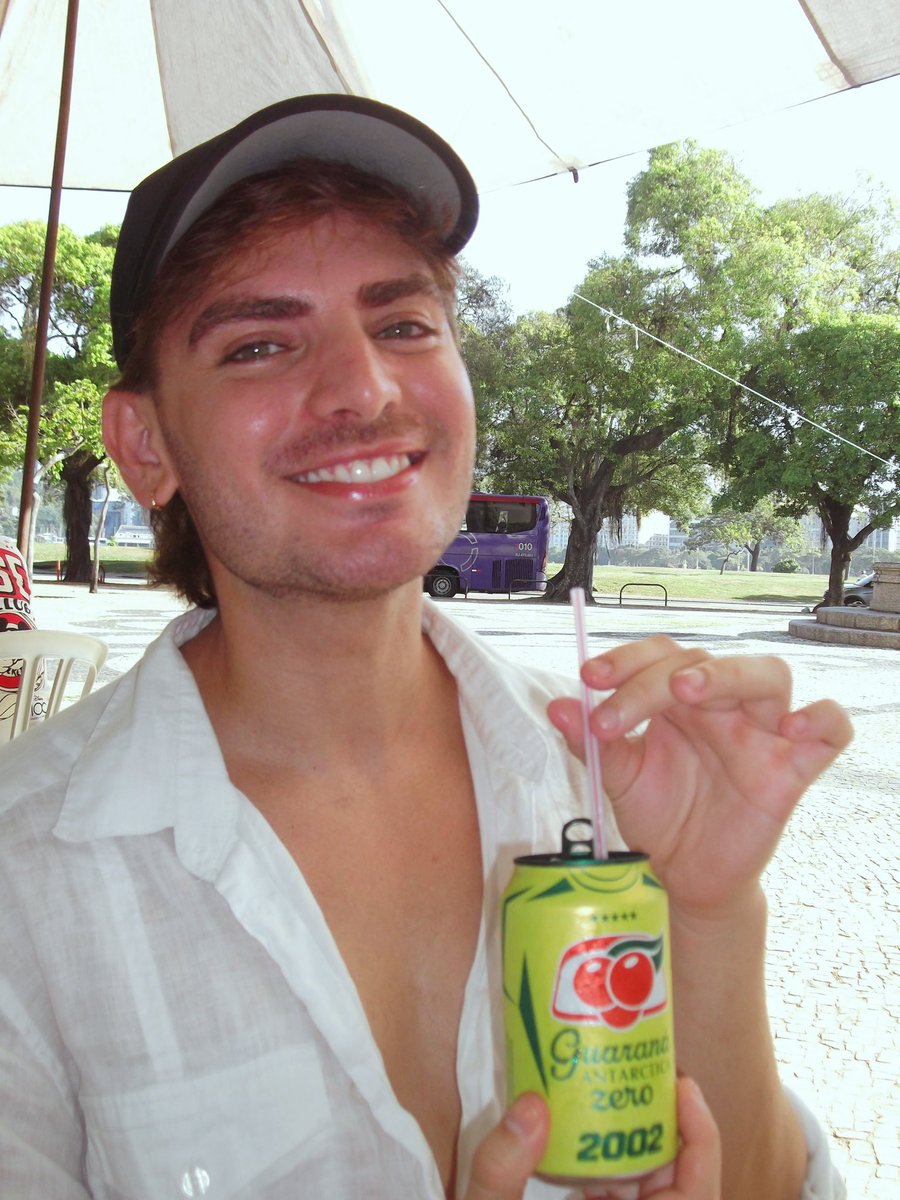 DidiMoschee's tweet photo. O ano é 2002, Rio de Janeiro 🇧🇷 https://t.co/907nZeVTU9
