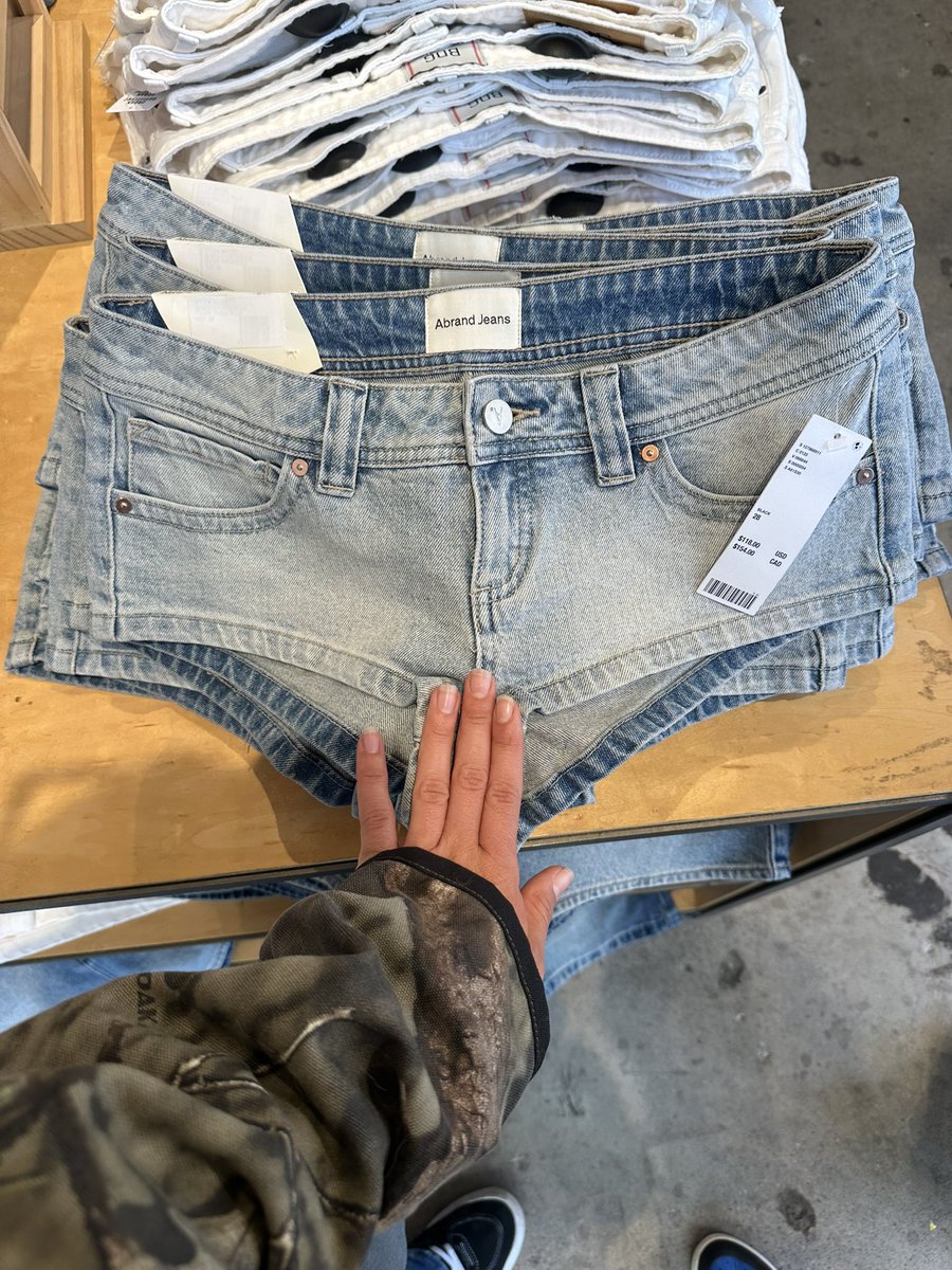 deedee megadoodoo tweet media