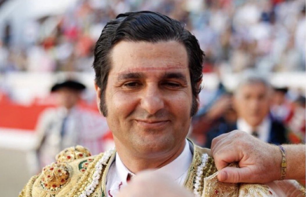 Morante de la Puebla sonríe luego de acaparar todos los premios de la Feria de Sevilla
Los tunanteros lo celebran 
- Triunfador : Farsante de la Puebla
- Mejor Faena: Tunante de la Puebla
- Detalle de la Feria: Robante de la Puebla
- Mejor Par de Banderillas: Pedante de la Puebla