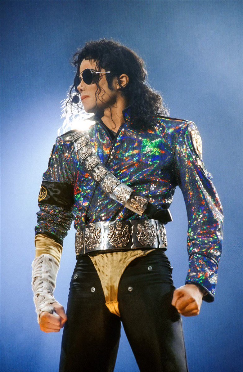 alamlezy's tweet image. Michael Jackson now has 7 songs charting on the Global Spotify chart 👀🔥

Still going crazy worldwide 🌍📈

#MichaelJackson #Trending