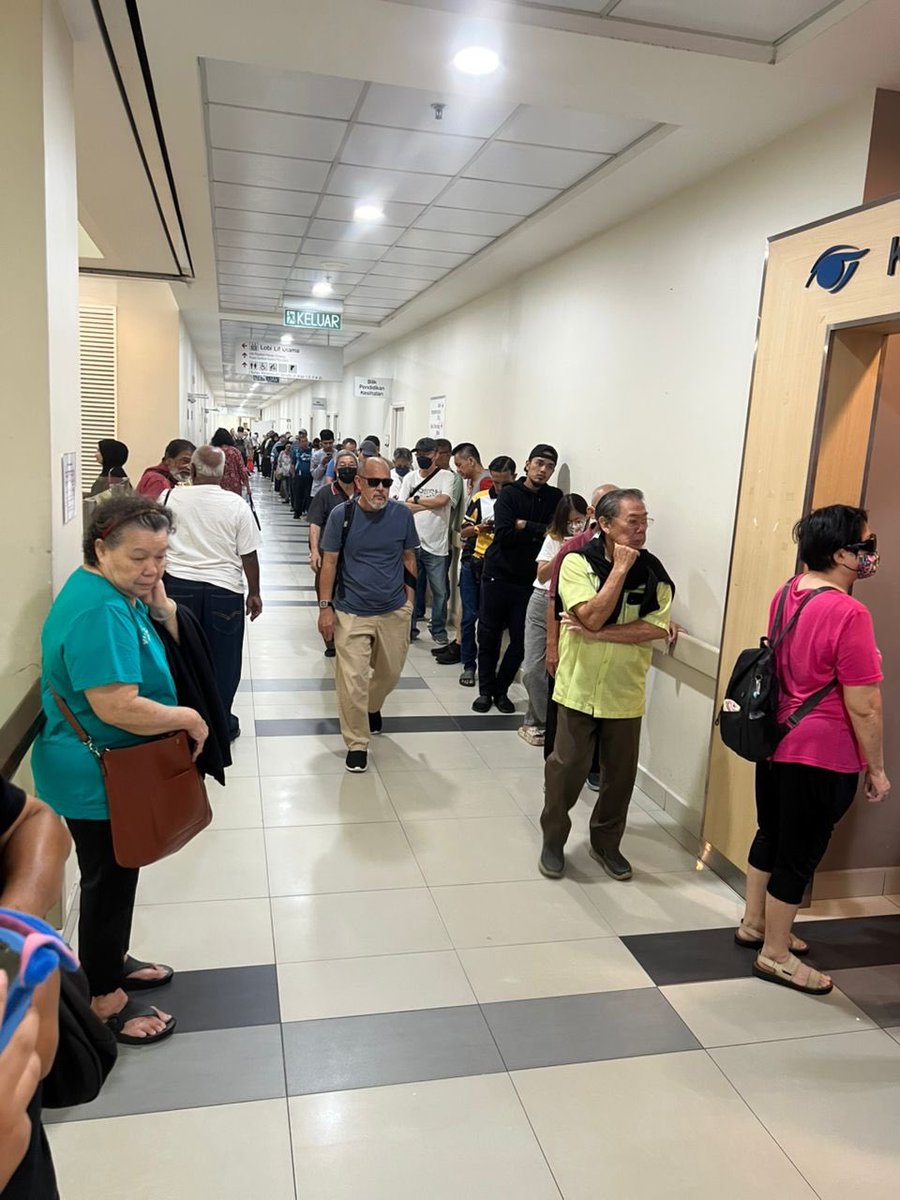 This is the ophtahalmologist clinic in HKL. A queue that is approximately 180 or so odd persons. Inside there isn’t even one seat. Horrendous and horrible beyond imagination. 
My first thought is  how the hospital medical personal have to handle such an overwhelming overflow?
1
