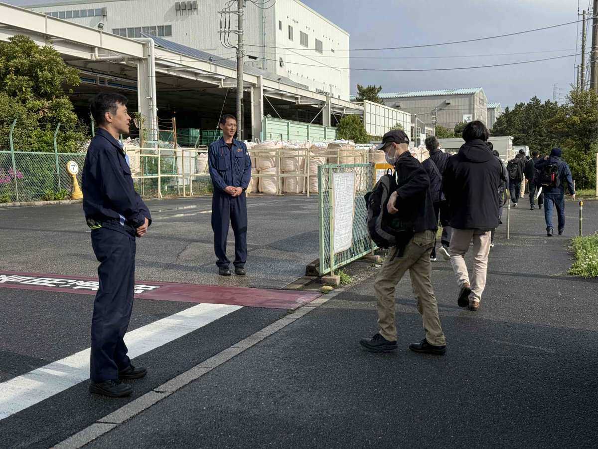 HCS_1998's tweet photo. この4月より本社工場、千葉工場(GCS含)にて月に一度の挨拶運動を開始しました。(4月は24日が指定日)皆で気持ち良く挨拶を取り交わし、コミュニケーションの強化を図りたいと思います。これから継続していきます。
#家電リサイクル
#挨拶励行 https://t.co/rfezUoXIAj