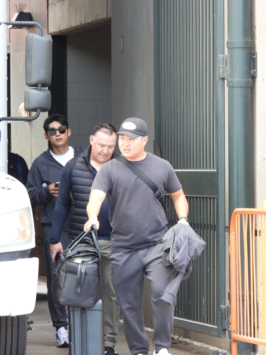 minjeong__kim_'s tweet image. 4/26/26 원정 떠나는 이정후 | Jung Hoo Lee heading on a road trip (feat. 아쉬운 사진 실력을.... 갖고 있는 나... 아마 마지막 사진은.... 내가 말을 하느라 저리 찍히지 않았나.. 싶다...)

#JUNGHOOLEE #이정후 #SFGIANTS #샌프란시스코자이언츠