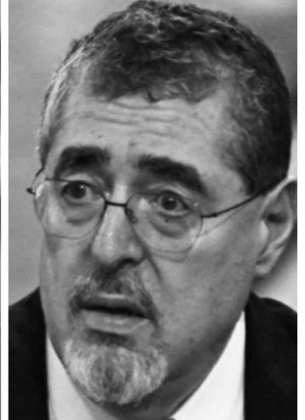 Otra vez, le vieron la cara de mula (como siempre) a este corruptazo nefasto 🤦

De nada sirvió el subsidio de Q,2000 MILLONES de quetzales, porque la gasolina sigue aumentando de precio. Se le advirtió que eso no servía, que mejor quitara el impuesto a los combustibles.
