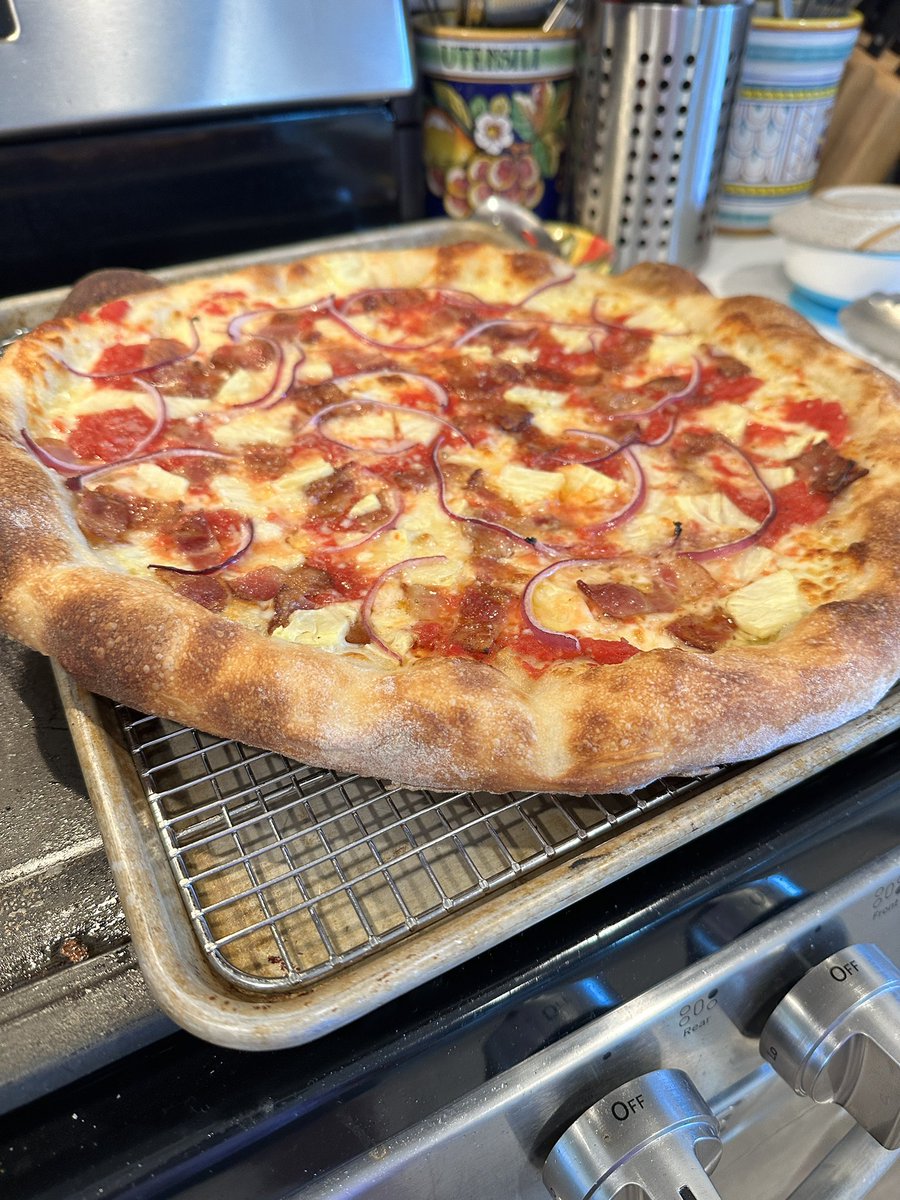 cottonfutures's tweet photo. 2 great pies last night. 70% hydration akpizzaguy bulk ferment method dough. 50/50 blend of @CentralMilling organic 00 flour and @tonyspizza415 flour. Sauce is Stanislaus lightly seasoned Tomato Magic.

Plain pie with sauce on top. 

Hawaiian with bacon, pineapple and red onion. So good!!