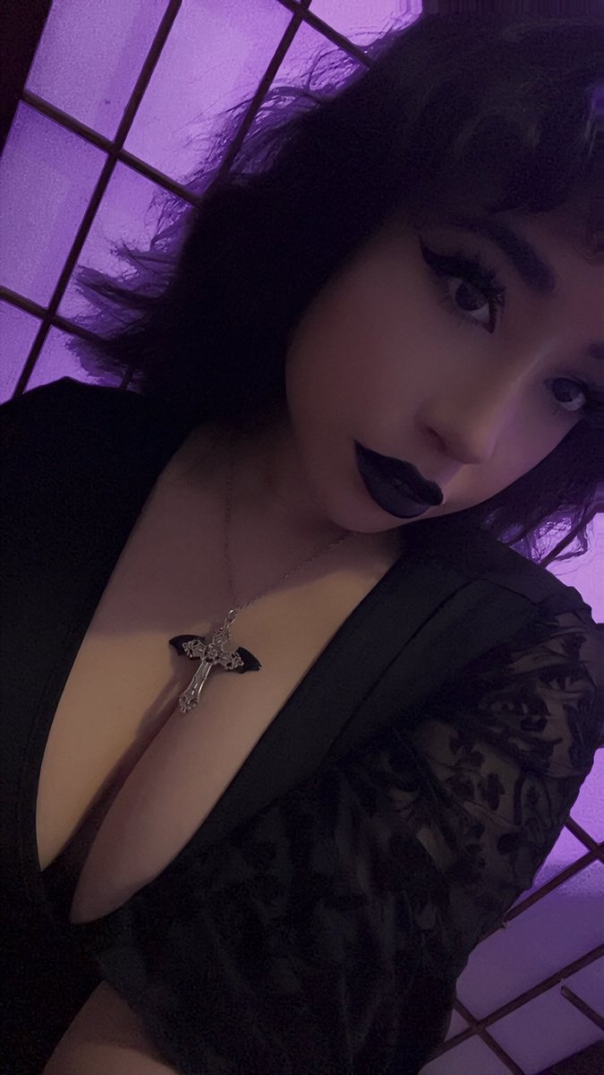 Rae 🖤 tweet media