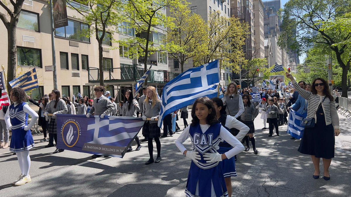 GreeceinNewYork's tweet image. Η 5η Λεωφόρος ντύθηκε στα γαλανόλευκα!🇬🇷
Οι Εύζωνες μας μετέτρεψαν την καρδιά της #NYC σε μια απέραντη🇬🇷
🥁102 ομάδες, 46 άρματα, Φορείς, Σχολεία &amp;amp; η Φιλαρμονική "Σπύρος Σαμάρας" πλημμύρισαν το Manhattan με ελληνική ψυχή. 
Συγχαρητήρια στην Επιτροπή Παρέλασης! 
Ζήτω η Ελλάδα!🇬🇷