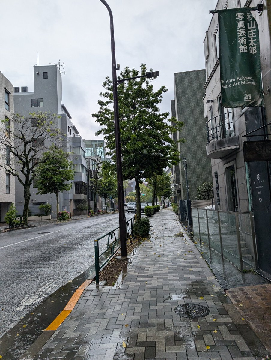 hiroshi2601's tweet image. こんな雨の日は一生タクシーが捕まらないので→アプリ優先パスしても50人待ち。外は迎車表示ばかり。

保育園まで30分ちょい子供と歩き、身体半分濡れです。
バッド😭

みんなどうやってタクシーに乗ってんの？

#雨の日
#タクシー
#ライドシェア