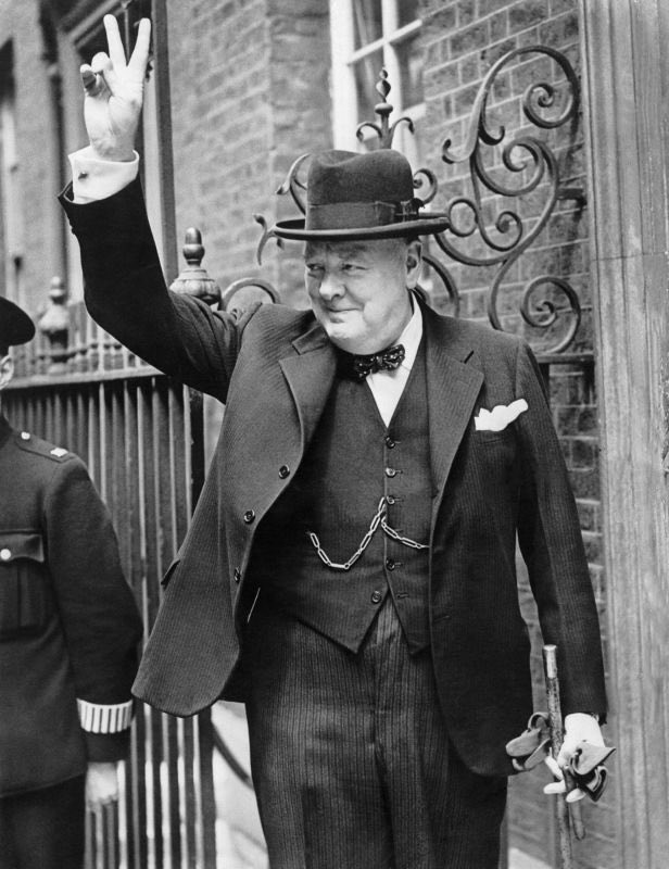 WarDossier's tweet image. CHURCHILL: EL GESTO DE LA VICTORIA 🎞️🇬🇧
Junio de 1943. Winston Churchill regresa de Washington y realiza su icónico gesto en Downing Street. La imagen documenta la moral británica, símbolo de resistencia política en el frente. 🏛️✌️
#WarDossier #History #Churchill #WWII #Archive