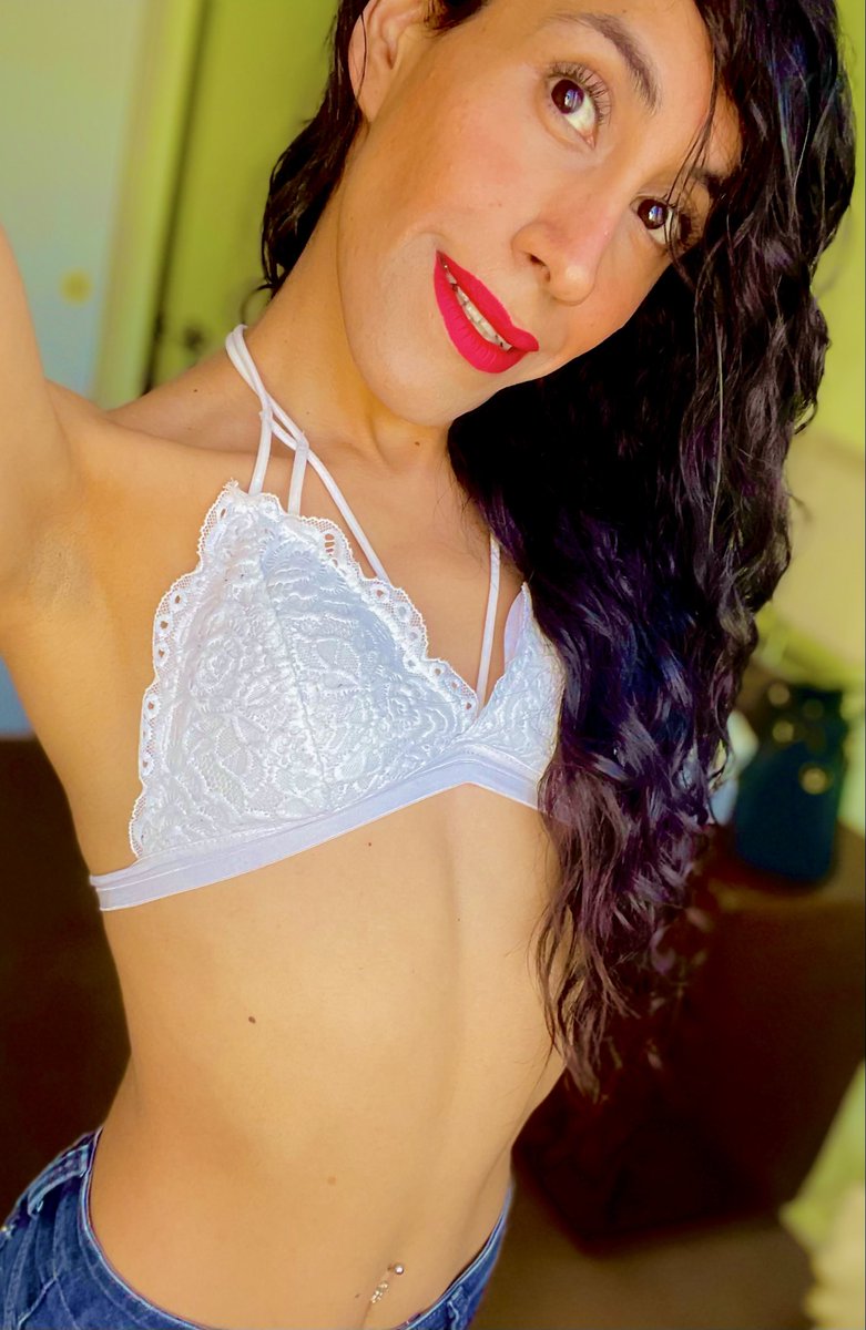 Sí… me desaparecí.
Pero no porque se me quitaran las ganas… al contrario.

Solo estaba tomando impulso 🔥

Andaba desmotivada, apagada… pero ahora volví como me gusta: caliente, segura y con ganas de sacarte todo el moco bebé 💦 😳😈