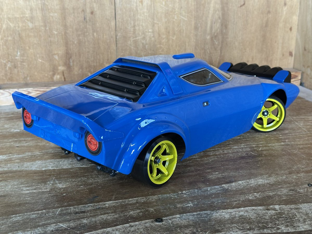 purpletrueno's tweet image. TL01のニューボディが完成したので、トーゴーで試走なう。
フォグカバーとサイドにeX-Dのステッカーが欲しい。笑
リヤが200mm以上あるのでかなりトレッド広げたので、走りが不安です。笑
#TL01
#ランチアストラトス