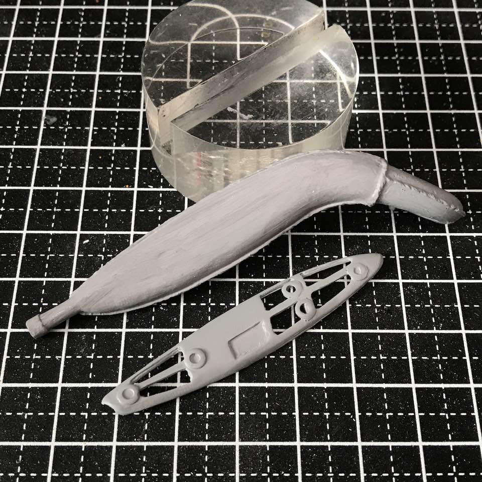 「仮面ライダー改メ、ハスラー250作ります」
前述のとおりエンジンまではパーツにあるのですがフルカバーボディなので全くないパーツがいくつかあります。排気関係もその一つ。プラ材とパテを使って製作。