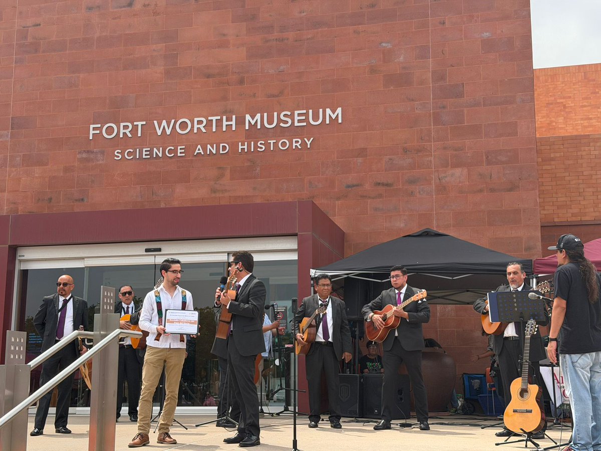 Homero_SG's tweet photo. Tuve el orgullo de participar en el #CincoInTheDistrict en @CityofFortWorth. El 5 de mayo en 🇺🇸 nos permite celebrar nuestra identidad, raíces y, al mismo tiempo, la cultura mexico-americana. Increíble contar con la participación de rondallas, estudiantinas y grupos culturales. https://t.co/p2NbdrJ7zD