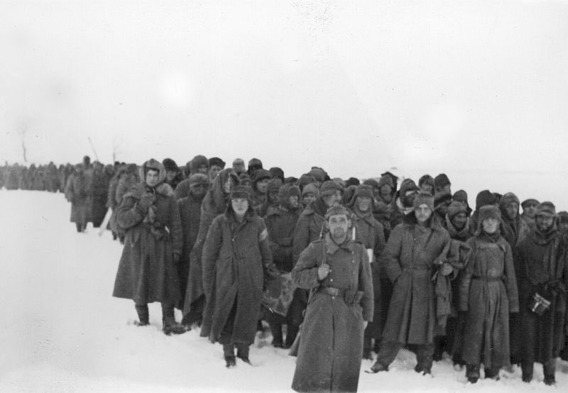 WarDossier's tweet image. PRISIONEROS: LA MARCHA HACIA EL DON 🇷🇺
Verano de 1942. Columnas soviéticas marchan cautivas bajo custodia alemana. La imagen documenta el desgaste masivo de la Operación Blau, símbolo del trágico destino humano en el frente. 🏛️⚠️
#WarDossier #History #Stalingrad #WWII #Archive