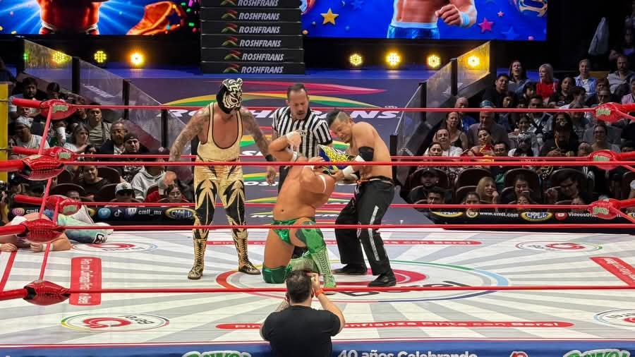 LaTijeraLucha's tweet image. Lucha semifinal en relevos sencillos en el gran festejo del día del niño, simplemente fabulosa con una gran entrada en la Arena México y con un grito ensordecedor de los pequeñines a favor de los mexicanos #AtlantisJr y #Esfinge en contra de los rudísimos #Kushida y #BlackTiger
