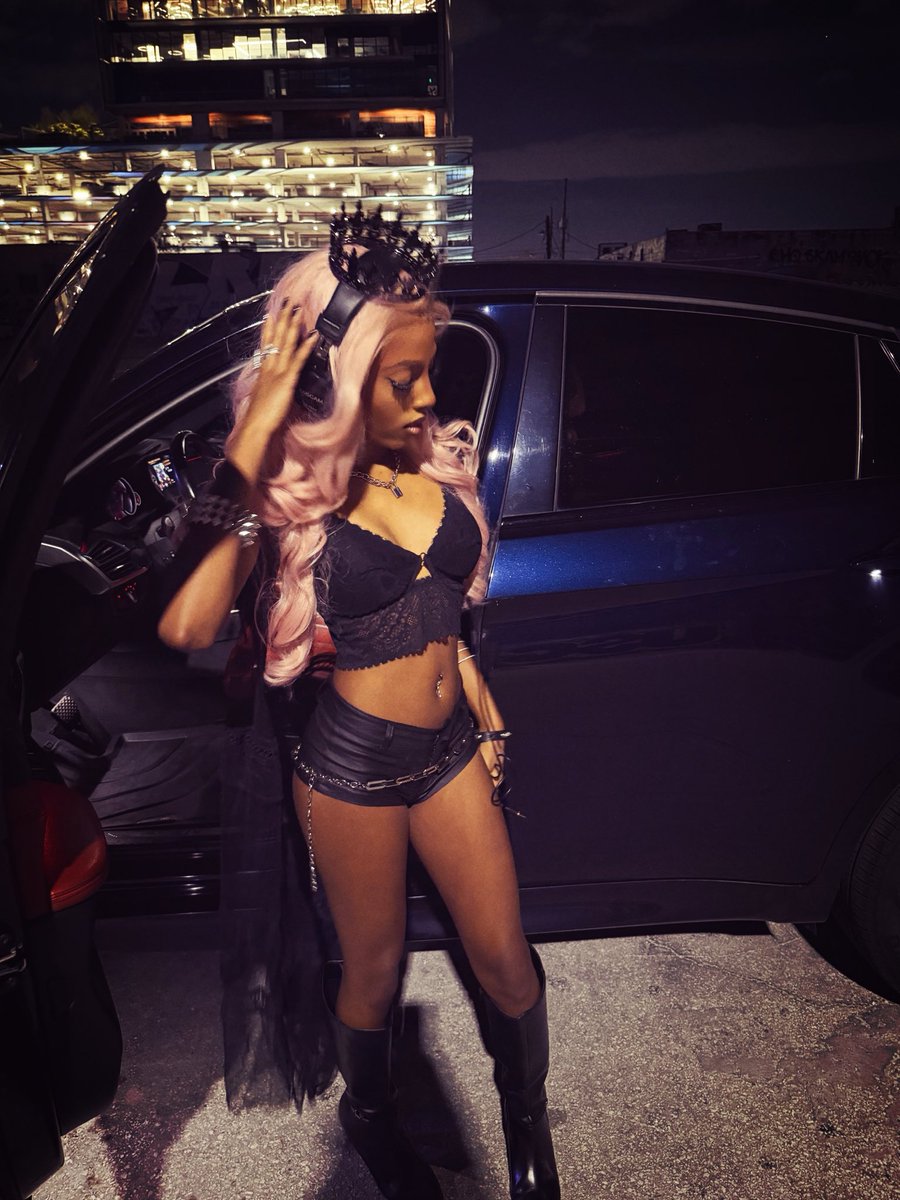 prettytayk's tweet photo. Ur fave dj princess https://t.co/fiCxANqzMl