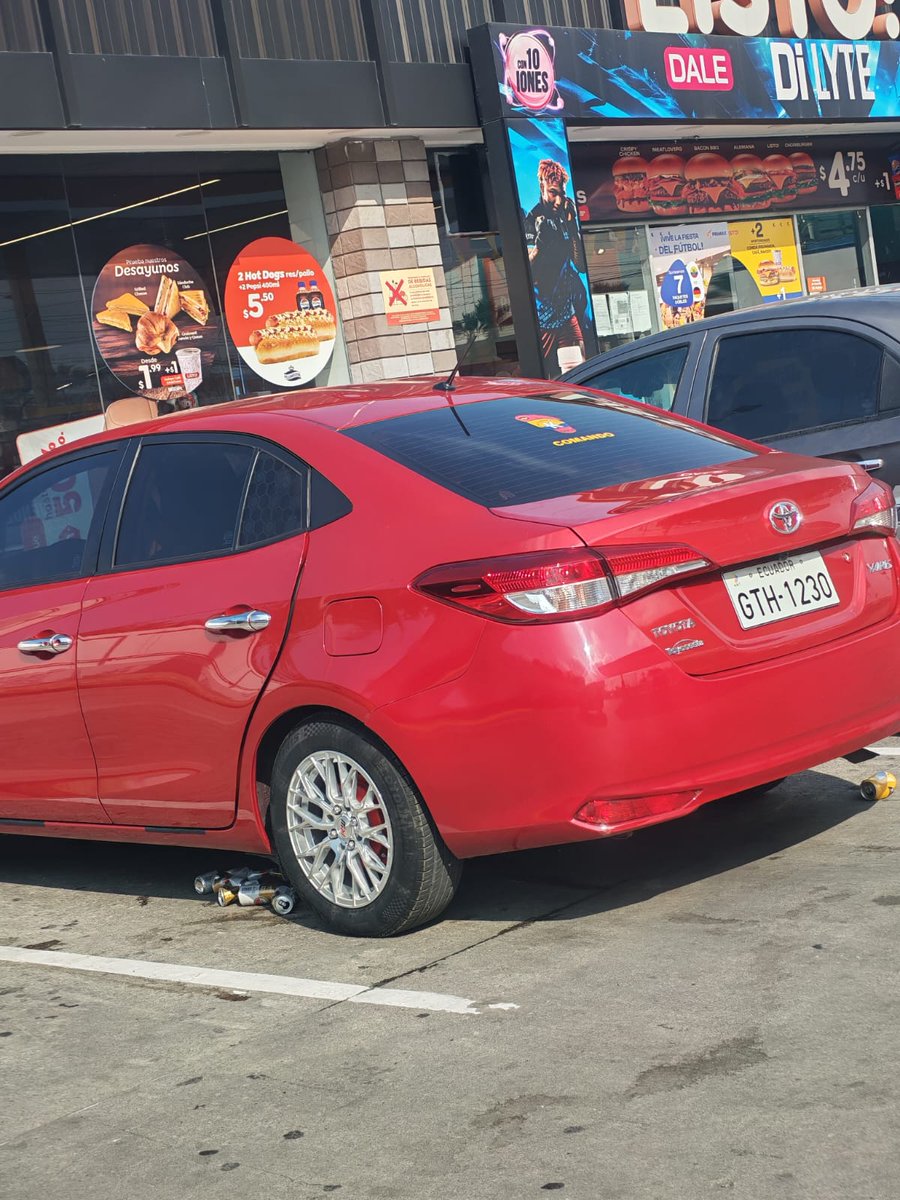 #DenunciaCiudadana
En la gasolinera de Vergeles de la Francisco de Orellana, un grupo de personas bebiendo en ese vehículo y botando las latas de cervezas vacías abajo del carro.