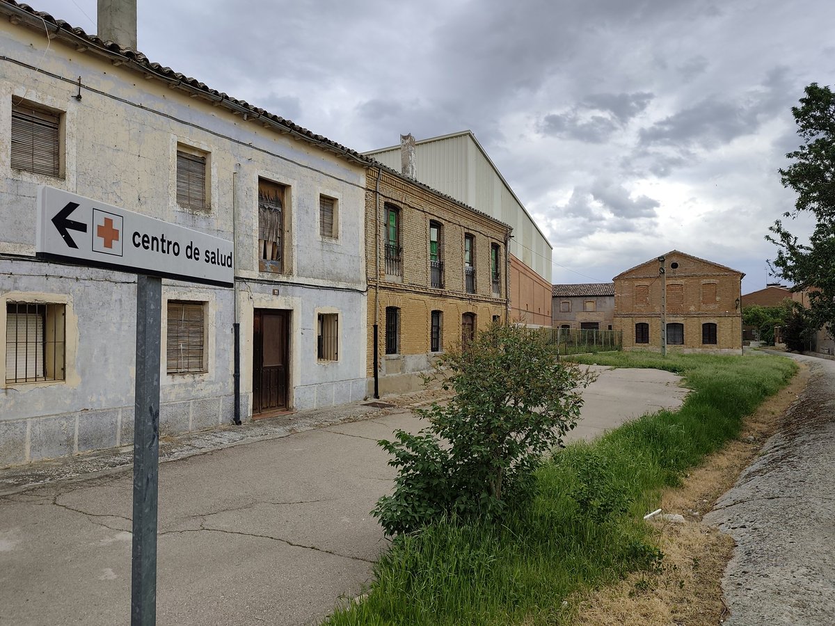 oscarranlo's tweet image. Cuando te hablen de la despoblación fracturando a Castilla y León en dos bloques diferenciados, dando a uno de los bloques como beneficiado, les hablas, por ejemplo, de Villarramiel #Palencia. Rozaba 3.000 habitantes en 1950. Ahora está en 782. Pueblo de industria peletera.