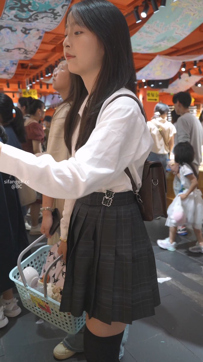 街頭時尚美女短裙 tweet media