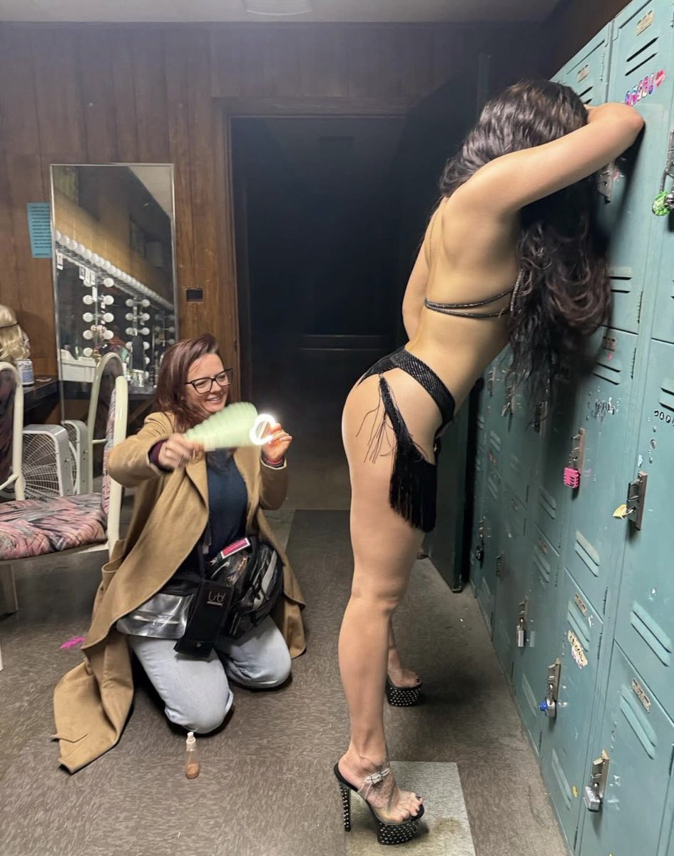 APALEAPALE's tweet photo. los dos ultimos posts de rosalía en instagram siendo la virgen y la desvirgada. artista versatil https://t.co/WE8WsUcQzr