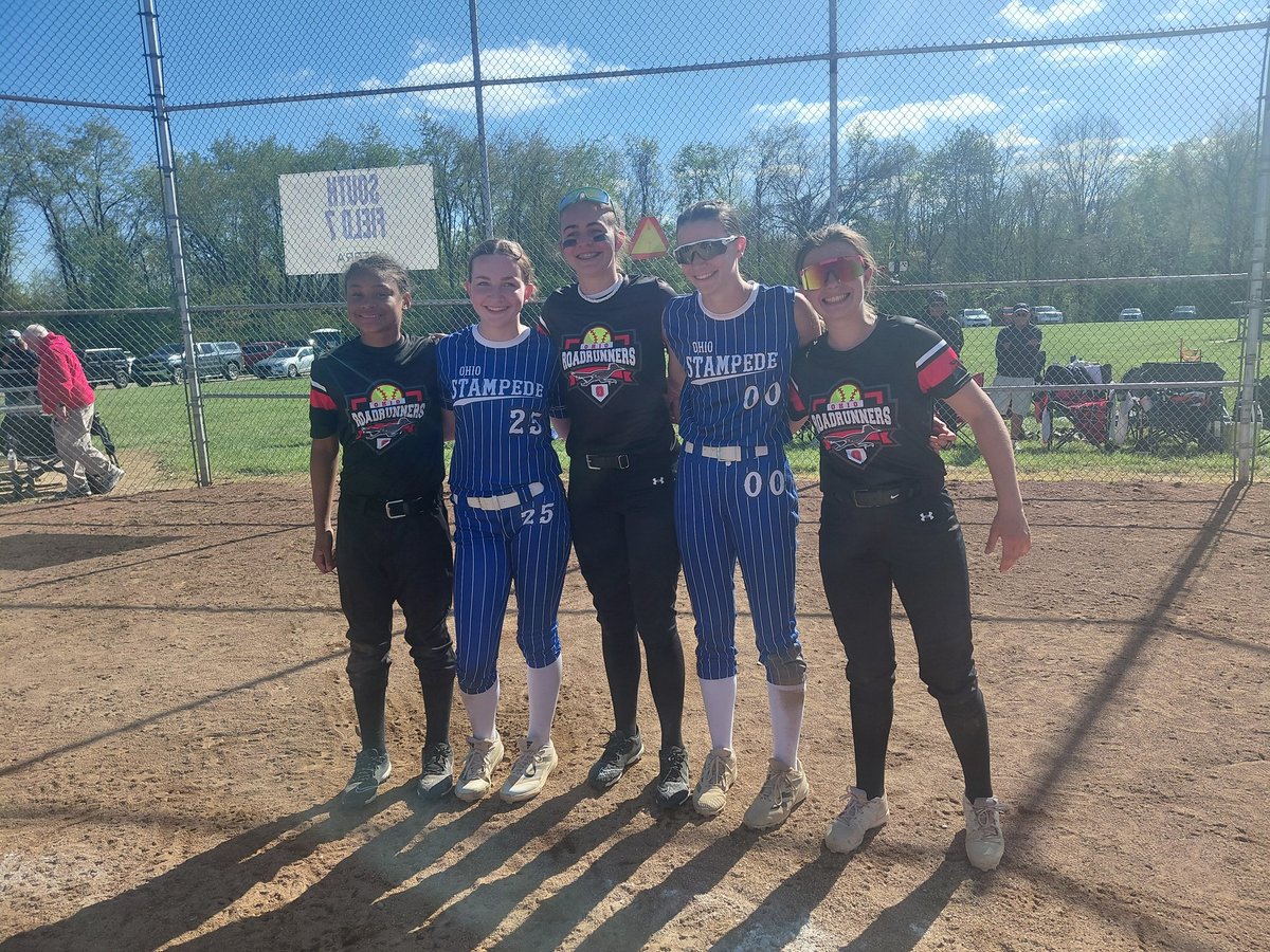 Konozo3's tweet photo. Five of the 2031 Plumley @212EliteBBall girls played in the Jackson Early Bird softball tourney championship game. Great job girls! Stampede wins it 1 to 0. https://t.co/CePoYrdpyM