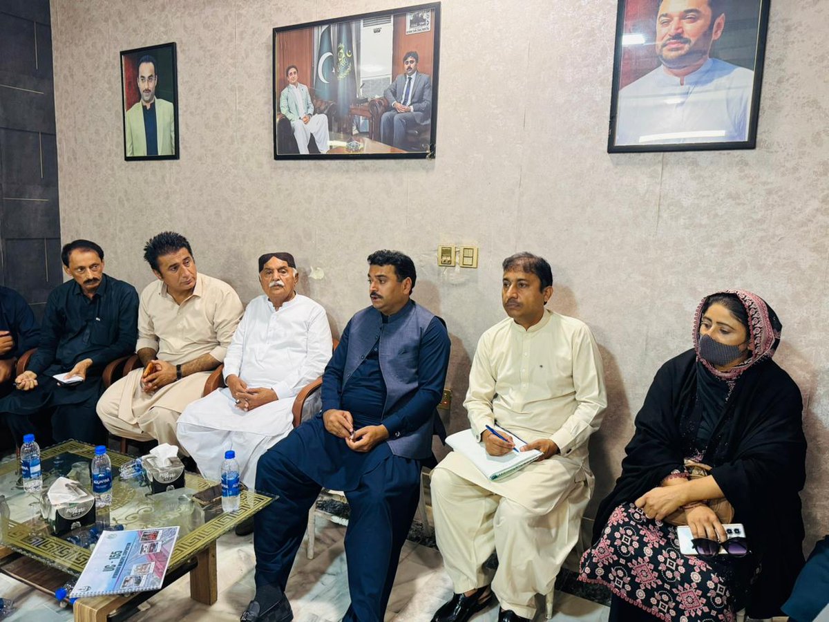 khursheed_Jatoi's tweet image. یونین کمیٹی 145، 146، 158 اور 159 کے عوامی نمائندوں اور شہریوں سے ملاقات میں میئر حیدرآباد کاشف علی شورو نے براہِ راست مسائل سنے۔
شکایات پر فوری ایکشن لیتے ہوئے متعلقہ افسران کو ہدایات جاری—ترجیح صرف ایک: عوام کو ریلیف! #Hyderabad #PublicService
#MayorHyderabadServingPeople