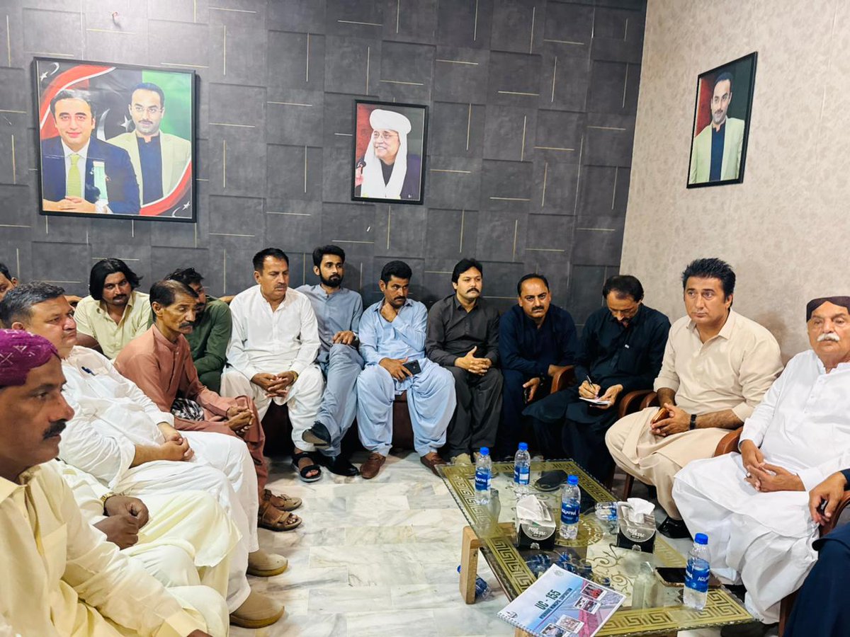 khursheed_Jatoi's tweet image. یونین کمیٹی 145، 146، 158 اور 159 کے عوامی نمائندوں اور شہریوں سے ملاقات میں میئر حیدرآباد کاشف علی شورو نے براہِ راست مسائل سنے۔
شکایات پر فوری ایکشن لیتے ہوئے متعلقہ افسران کو ہدایات جاری—ترجیح صرف ایک: عوام کو ریلیف! #Hyderabad #PublicService
#MayorHyderabadServingPeople
