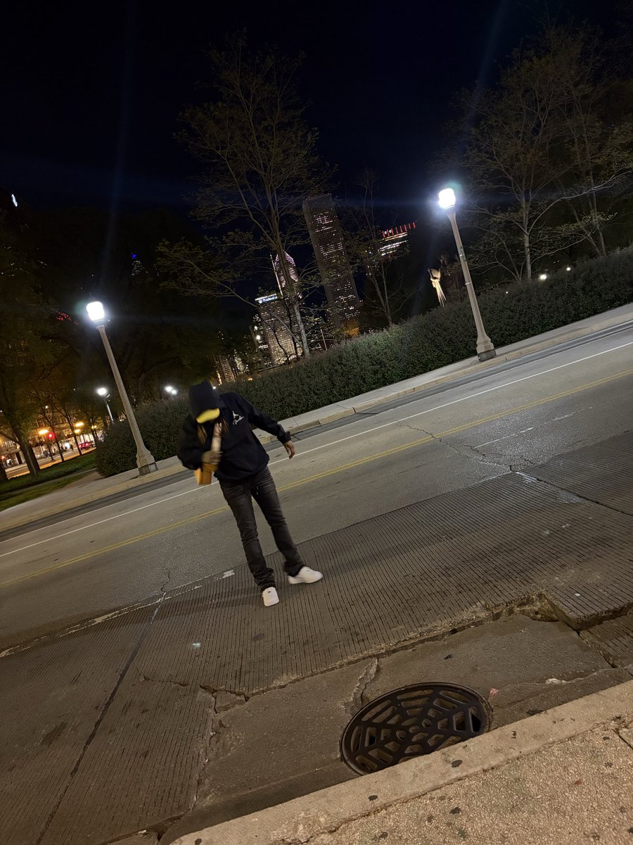 TopShaq's tweet photo. Late Nights🌙Bright Lights✨Mind On Bigger Things📈 https://t.co/qBlthheDfa