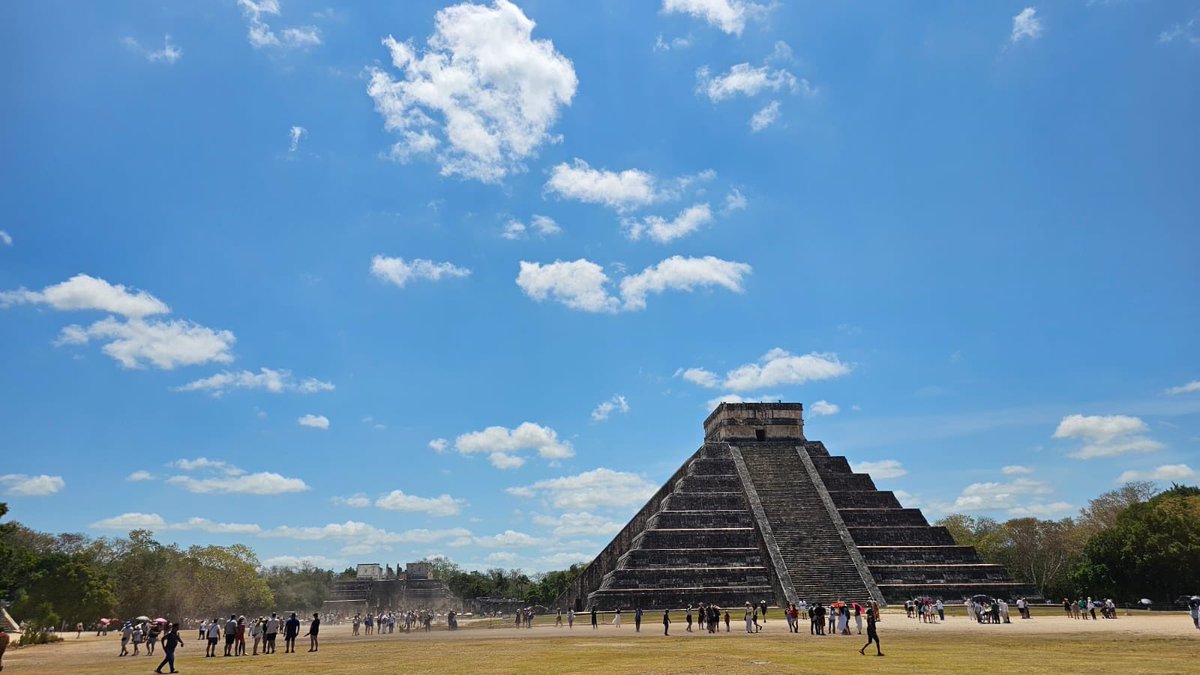 Representantes el pueblo maya del Oriente de #Yucatán, exigen derechos al pie de El Castillo de Chichén, sorprendiendo a los turistas de la jornada dominical con frases en inglés, maya y español sobre su legado, territorio y revelando “estamos vivos”.
<a href="/INAHmx/">INAH</a> 
<a href="/estherhuan/">Martha Esther López Huan</a>