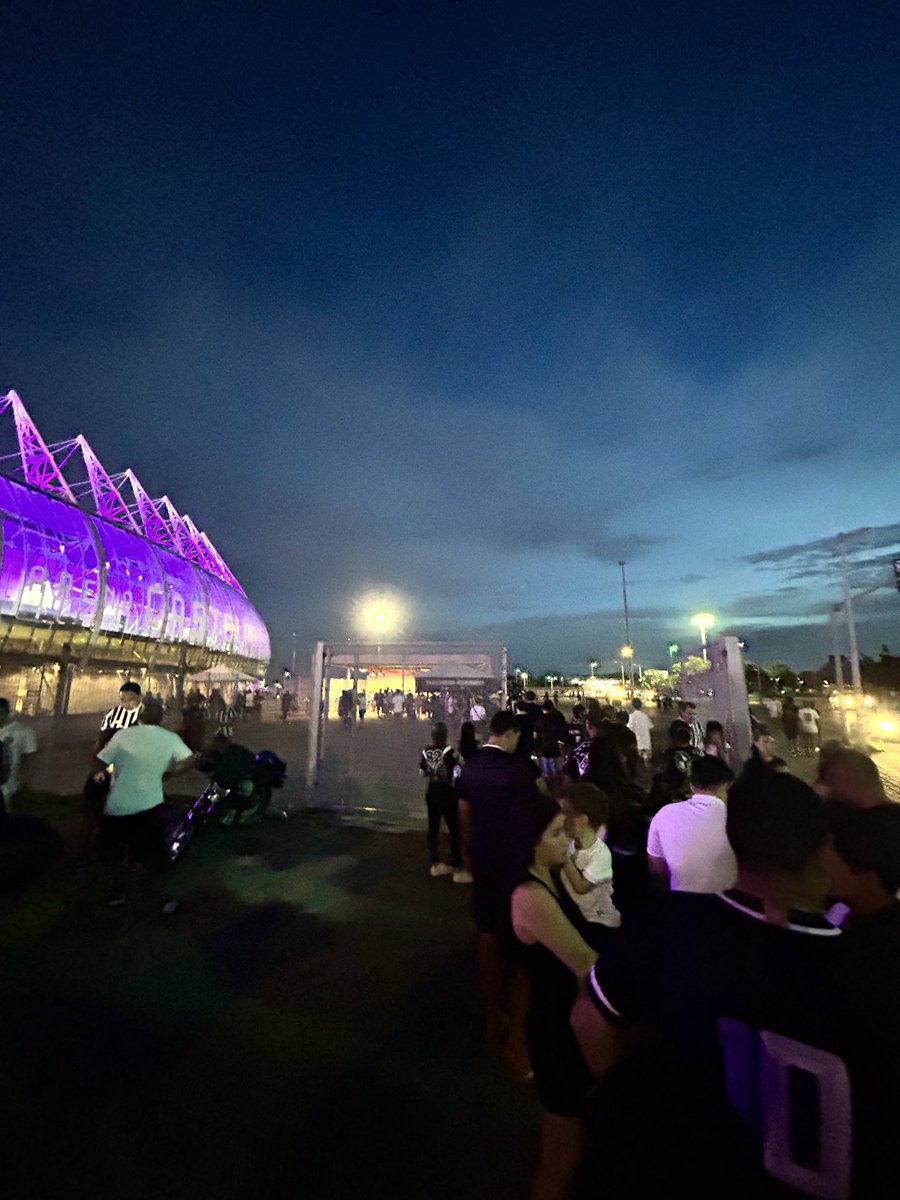 Jefyn07's tweet photo. @lelfontenele Fora a fila para comprar ingressos na hora, e de tamanho descaso com a sua torcida, fazem tudo para afastar o torcedor mesmo https://t.co/JztURTGqCY