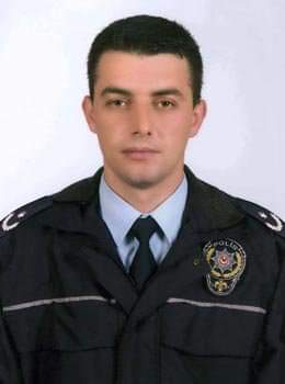TurkPolisiTC's tweet photo. Kadıköy Bostancı Emanet sokaktaki ev operasyonunda vurulmuştu. Morgta son halini gördüğümde, saatler geçmesine rağmen vücudu bembeyazdı. Şehitler böyle oluyordu demek ki!... 

Şehadetinin yıl dönümünde Emniyet Amiri Semih Balaban'ı rahmetle anıyoruz. 

(27 Nisan 2009) https://t.co/eKflHgvGfj